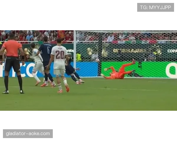 巴埃纳攻破乌拉圭球门：西班牙1-0取胜成焦点